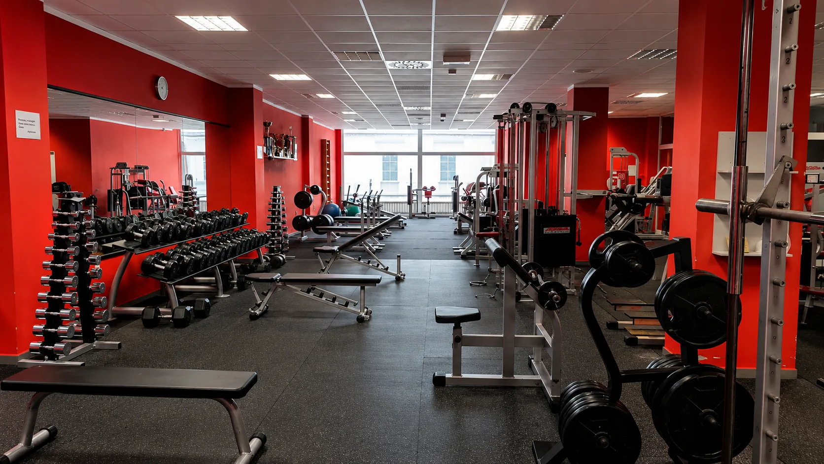 Interiér KAPITOL.FITNESS s činkami a lavičkami